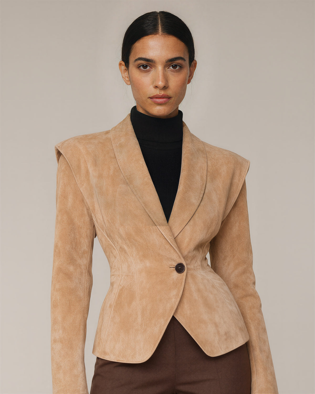 Cassia şal yaka vatkalı suni süet blazer, camel, bel üstü yakın plan