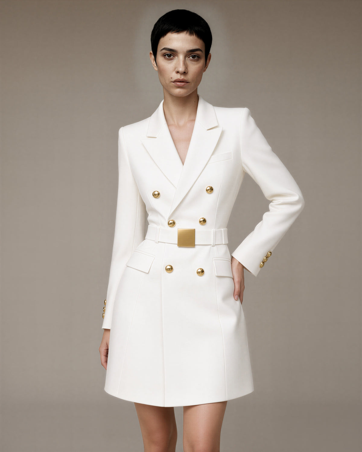 Costanza kemerli kruvaze mini blazer elbise, beyaz, önden, eller belde