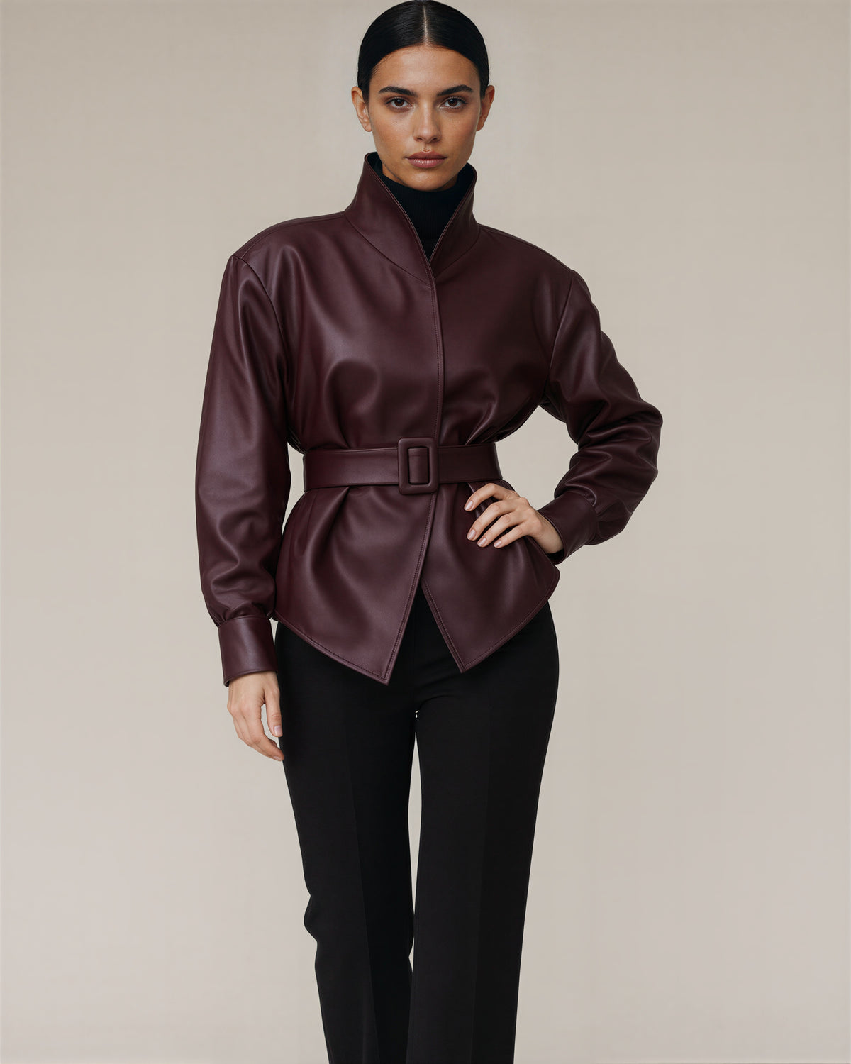 Fausta kemerli dik yaka suni deri peplum ceket, bordo, önden, eller belde