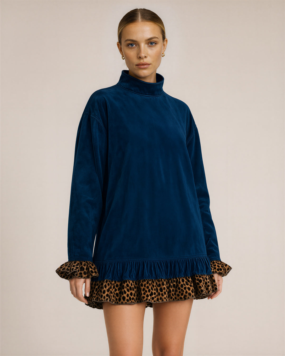 Ione leopar fırfırlı dik yaka oversize mini elbise, koyu mavi, üç çeyrek açıdan görünüm