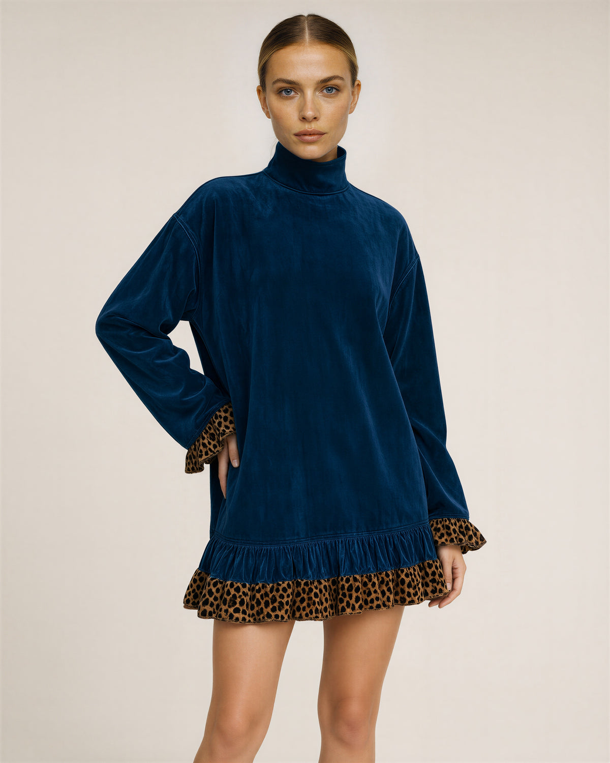 Ione leopar fırfırlı dik yaka oversize mini elbise, koyu mavi, önden, eller belde