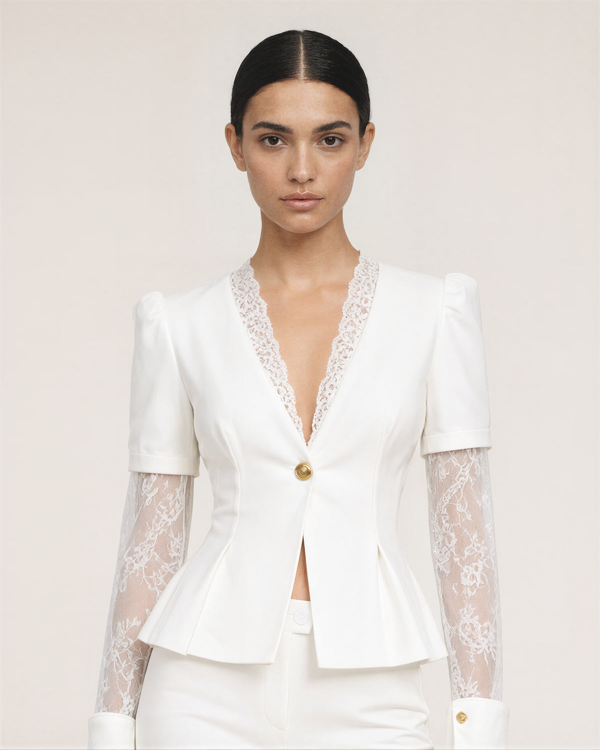 Leandra dantel kollu blazer ve pantolon takımı, beyaz, bel üstü yakın plan