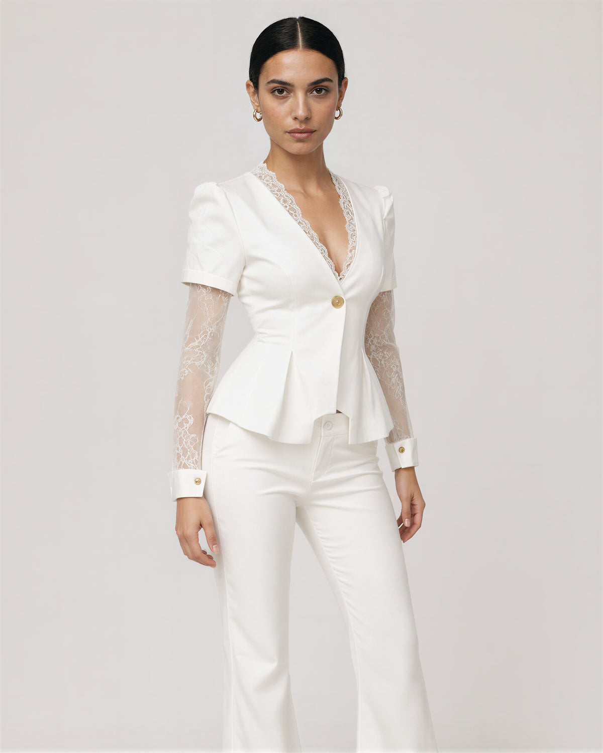 Leandra dantel kollu blazer ve pantolon takımı, beyaz, üç çeyrek açıdan görünüm