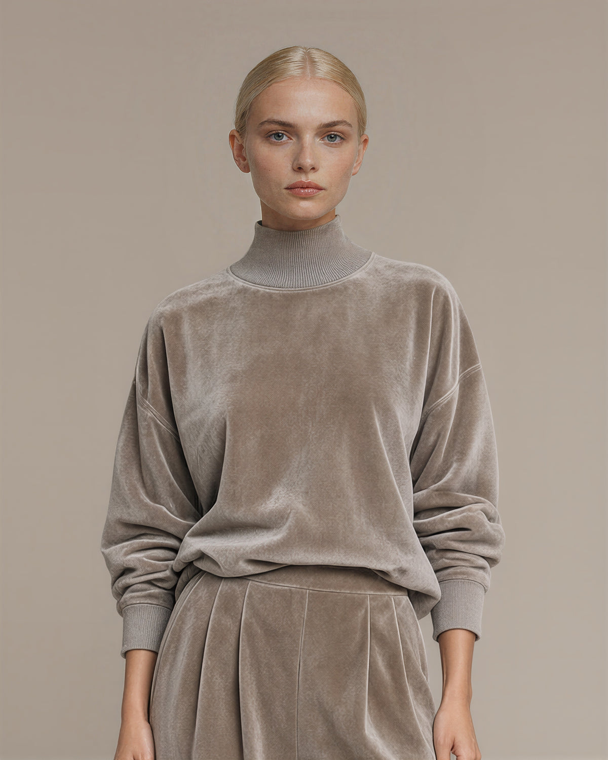 Maura kadife sweatshirt bol paça pantolon takımı, taş gri, bel üstü yakın plan