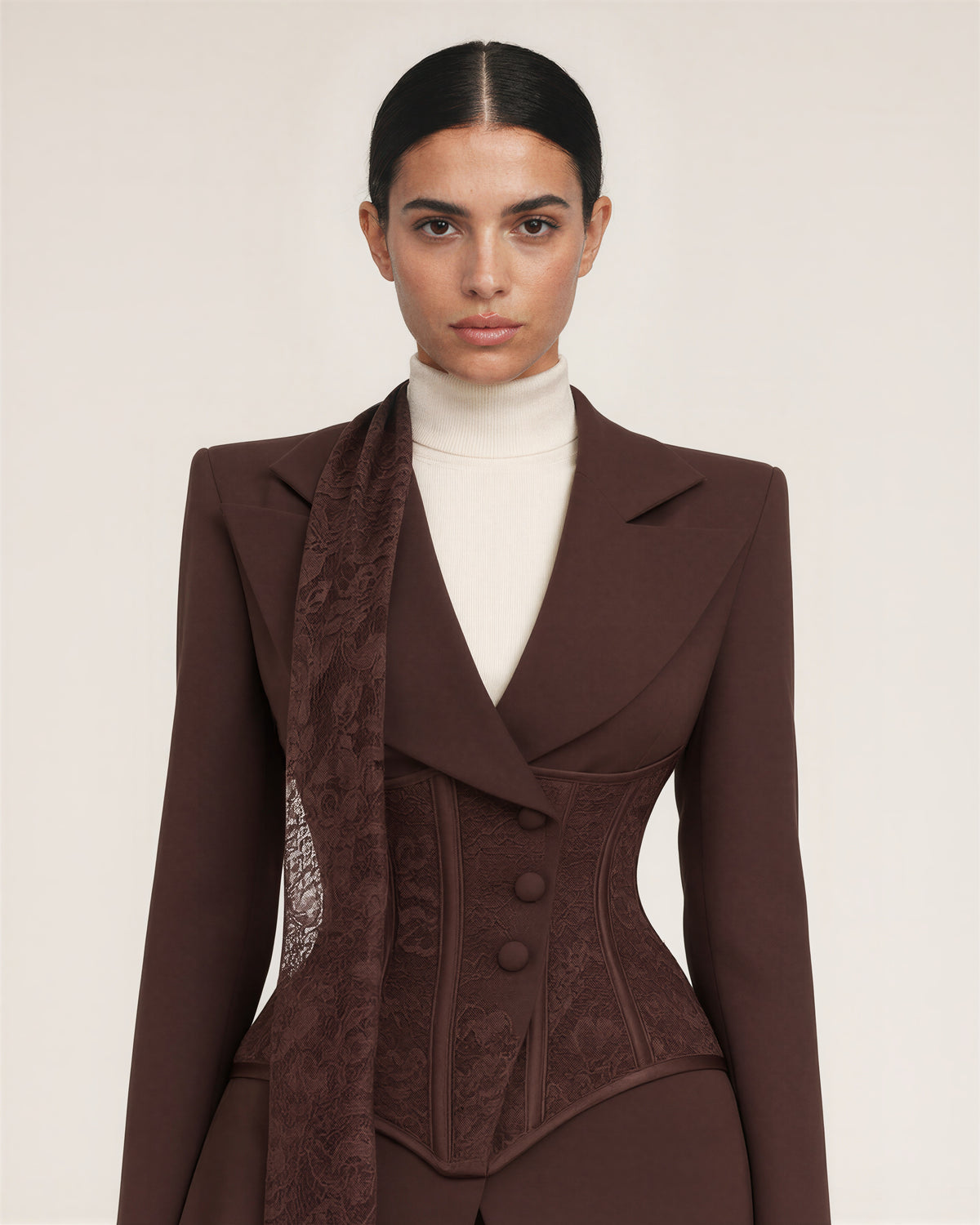 Ottavia dantel korseli blazer ve mini etek takımı, kahve, bel üstü yakın plan