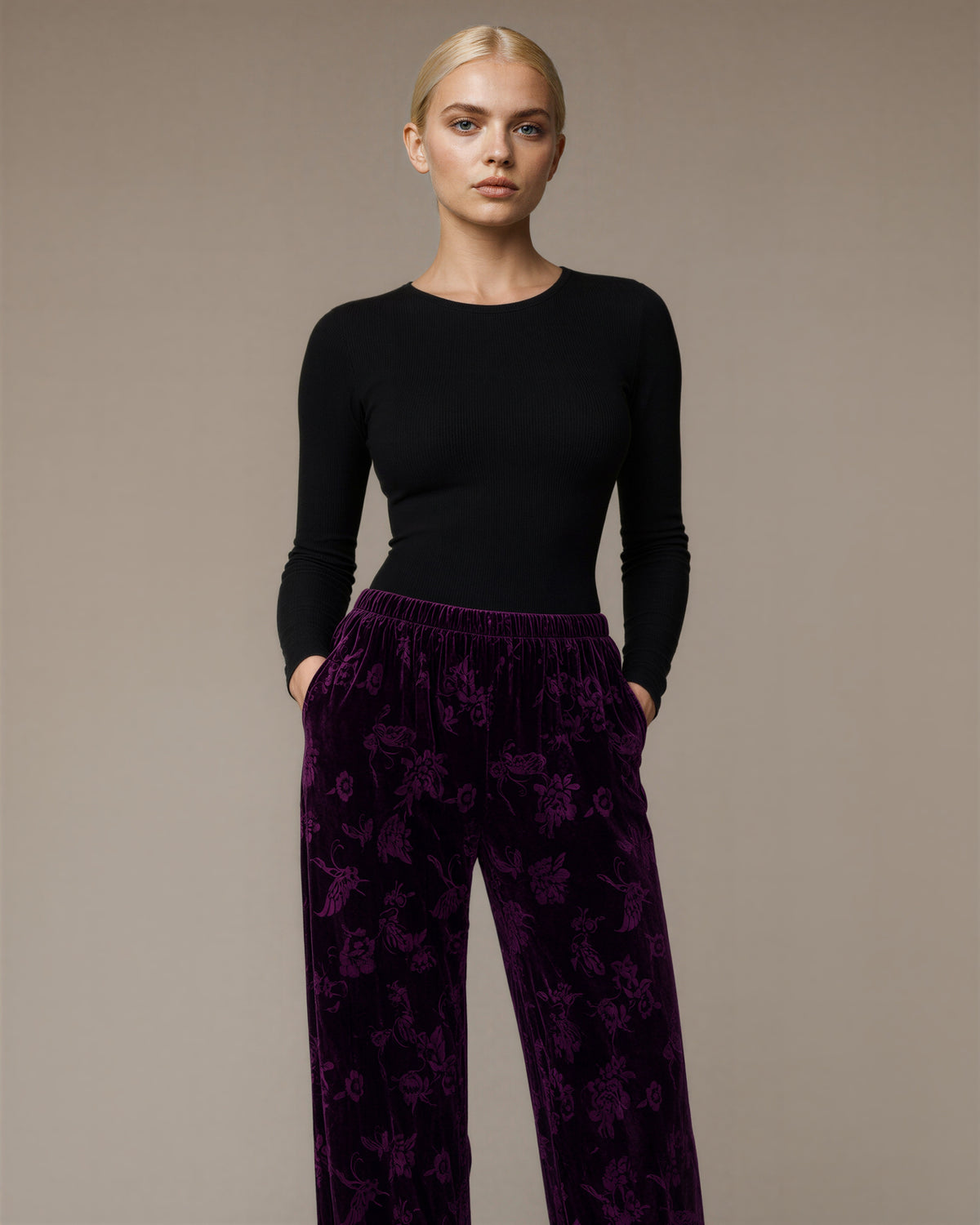 Rosa çiçek desenli jakarlı kadife bol paça pantolon, mürdüm, önden, eller cepte