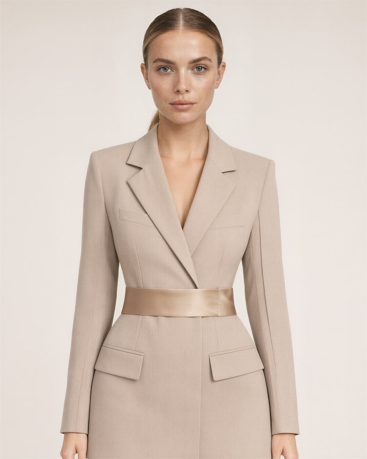 Serena saten kuşaklı blazer mini elbise, taş bej, bel üstü yakın plan
