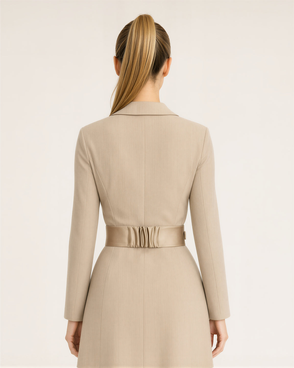 Serena saten kuşaklı blazer mini elbise, taş bej, arkadan görünüm