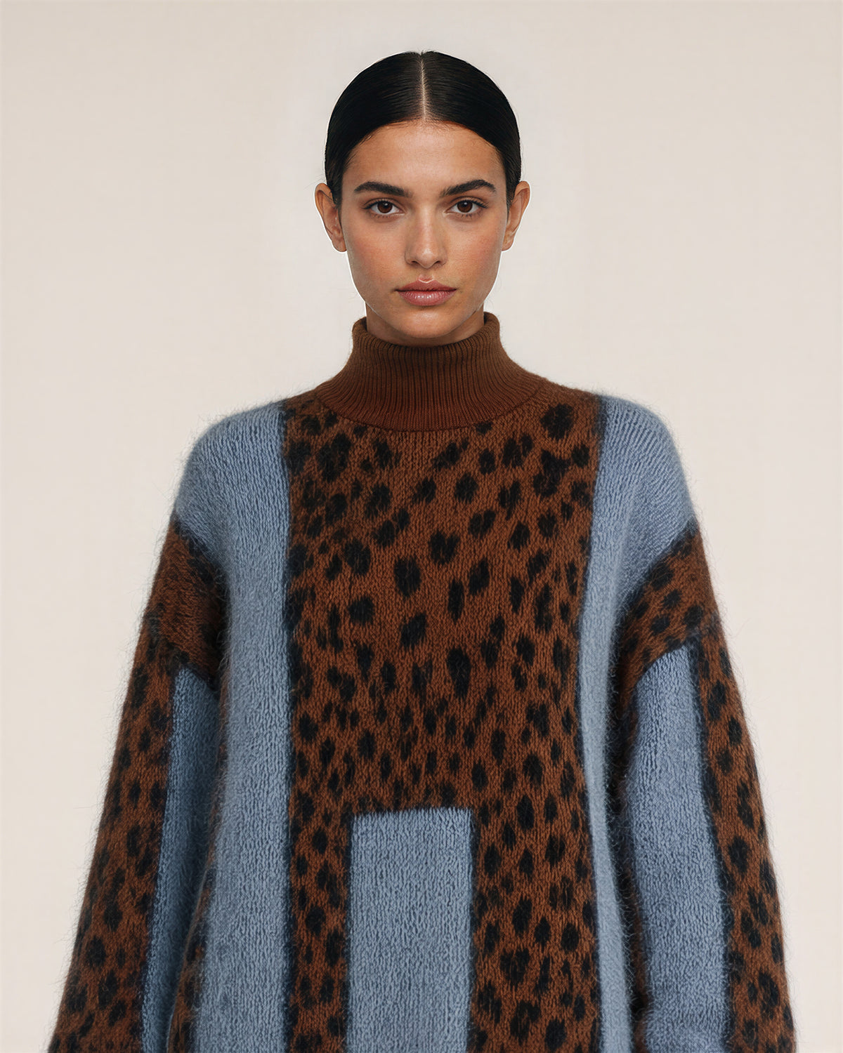 Zelinda leopar desenli balıkçı yaka oversize kazak, kahve leopar, bel üstü yakın plan