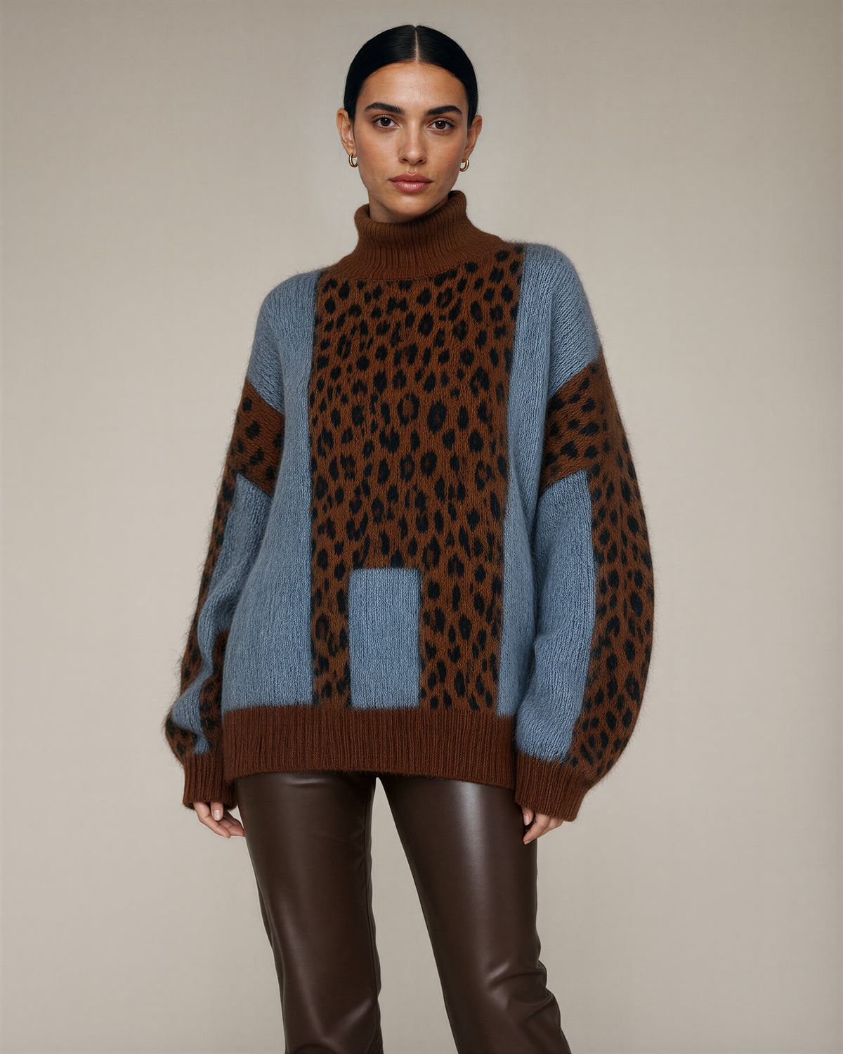 Zelinda leopar desenli balıkçı yaka oversize kazak, kahve leopar, üç çeyrek açıdan görünüm
