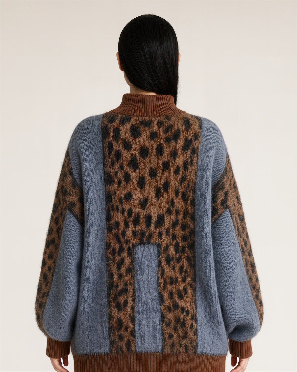 Zelinda leopar desenli balıkçı yaka oversize kazak, kahve leopar, arkadan görünüm